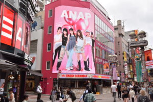 渋谷センター街ヒットビジョンで放映された「ANAP」モデルオーディションの広告