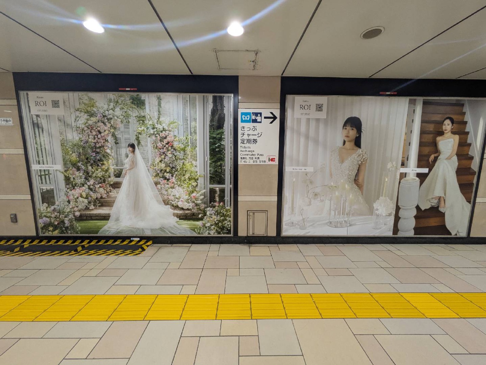 東京メトロ表参道駅の改札付近に並んで掲出された2枠の広告